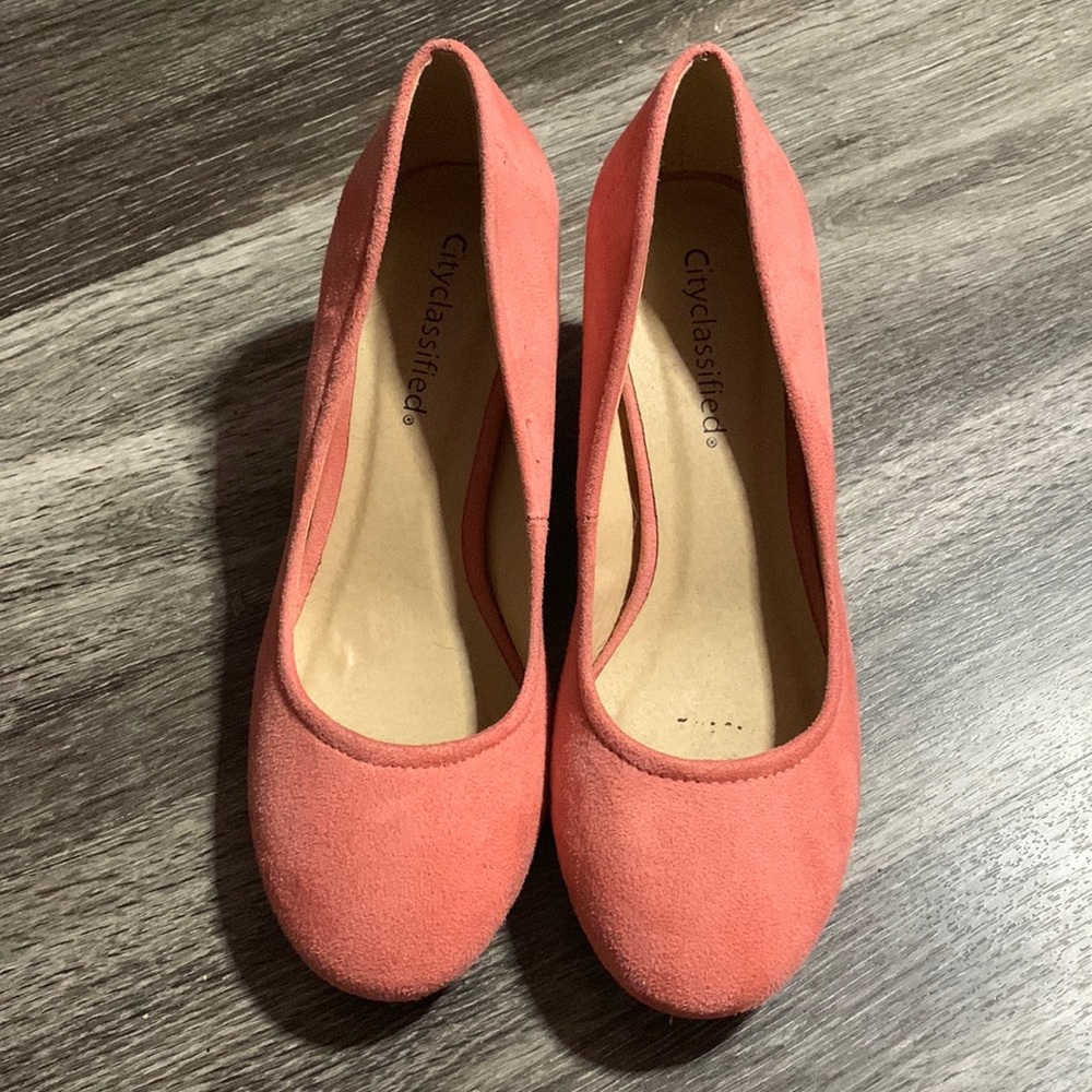 2in heel peach colored heels size 7.5 womens